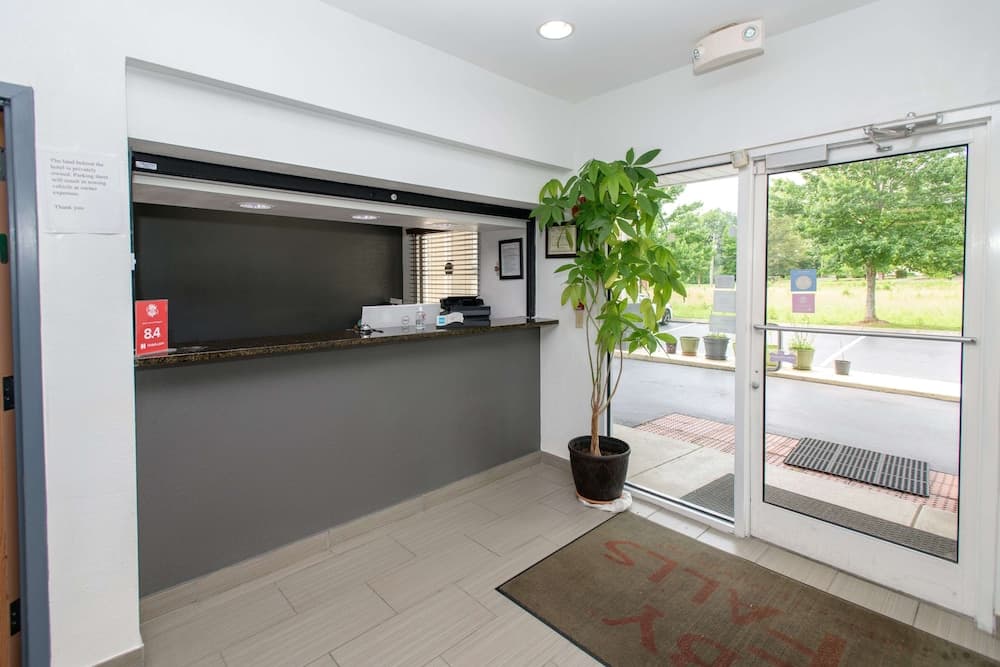 Home Town Inn Ringgold interior in Ringgold, GA — gallery photo 2