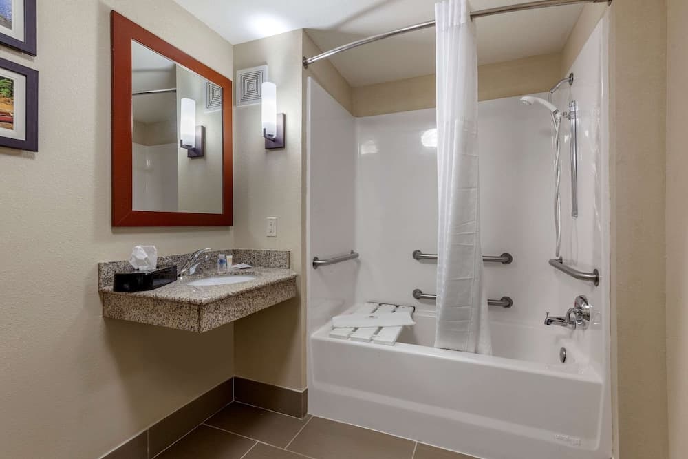 Comfort Suites Oshkosh West gallery photo in Oshkosh, WI — image 17