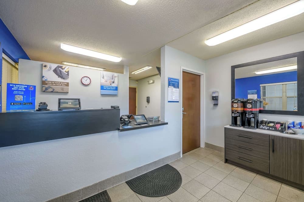 Studio 6 Columbus, GA – Columbus Airport interior in Columbus, GA — gallery photo 2