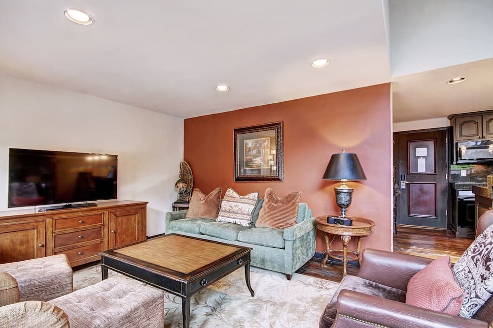 Rustic Mountain View 2Bedroom Condo- Lodge at Vail by RedAwning interior in Vail, CO — gallery photo 2