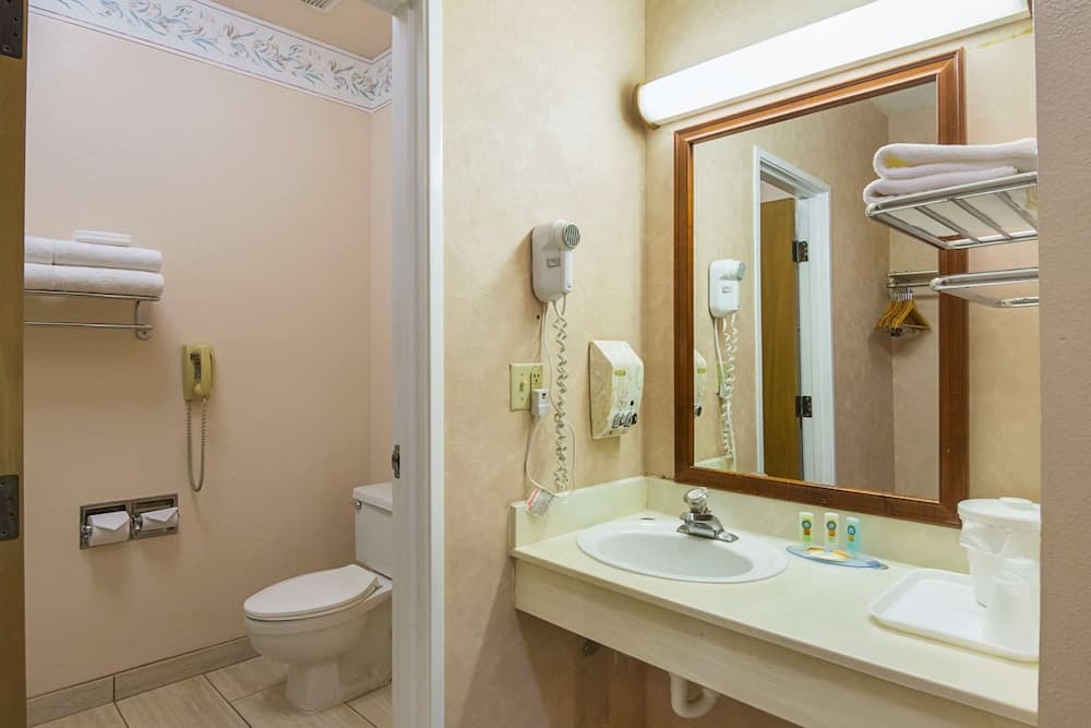 Quality Inn Fresno Yosemite Airport interior in Fresno, CA — gallery photo 2