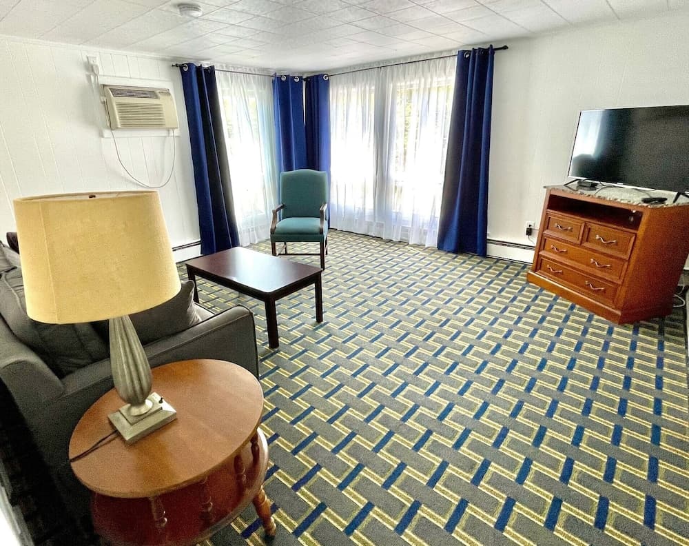 Ocean Breeze Motel interior in South Yarmouth, MA — gallery photo 2