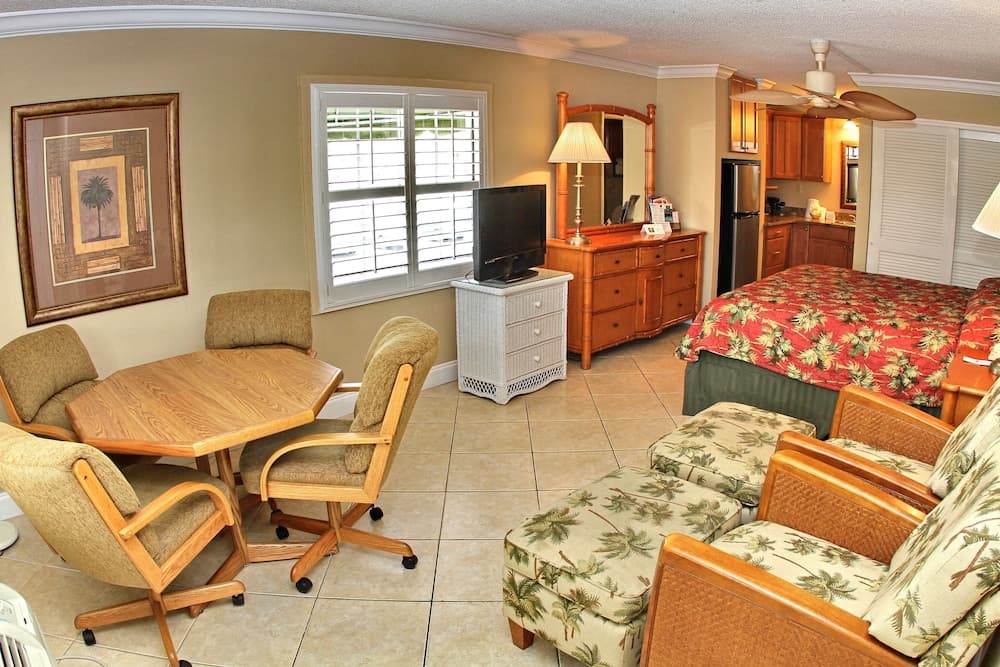 Gulfcoast Inn Naples property views in Naples, FL — gallery photo 3