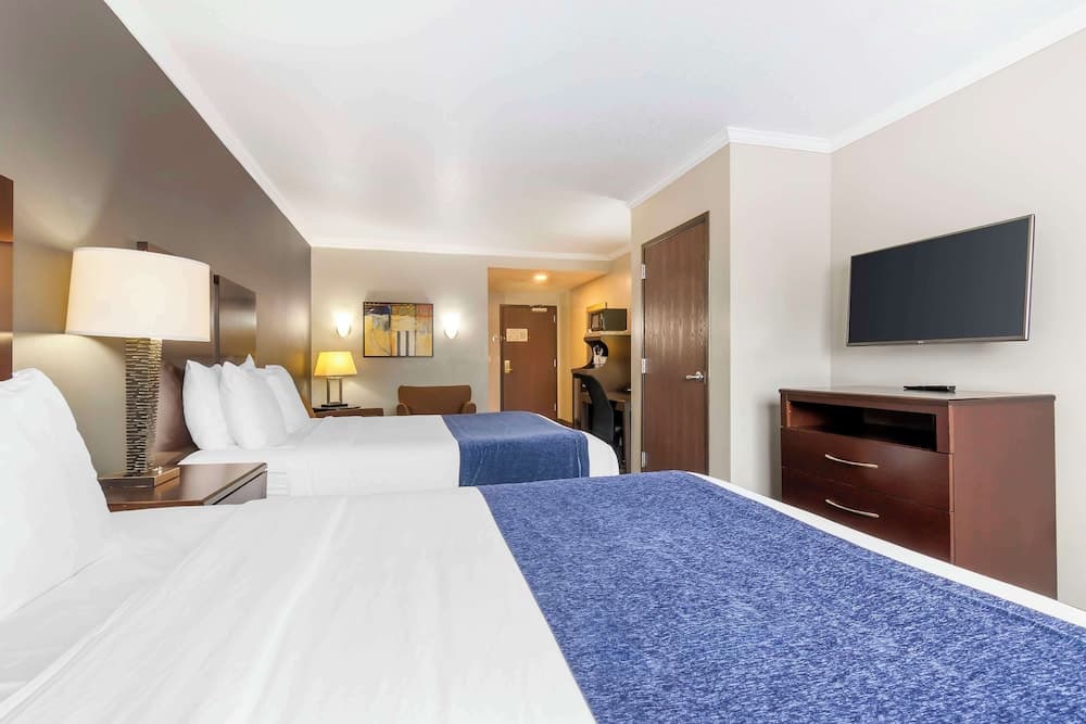 Best Western Plus Olathe Hotel interior in Olathe, KS — gallery photo 2
