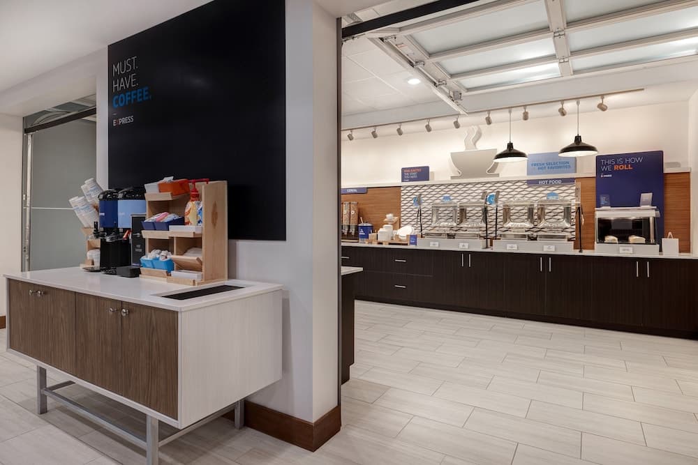 Holiday Inn Express & Suites Detroit Dearborn by IHG gallery photo in Dearborn, MI — image 15