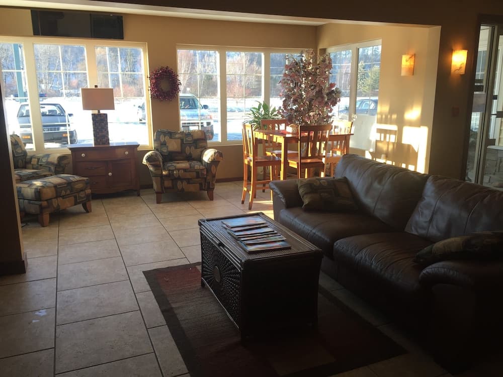 Lakeside Motor Inn interior in Gladstone, MI — gallery photo 2