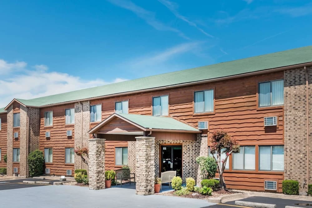 Super 8 by Wyndham Lebanon featured exterior or lobby in Lebanon, MO — similar hotel