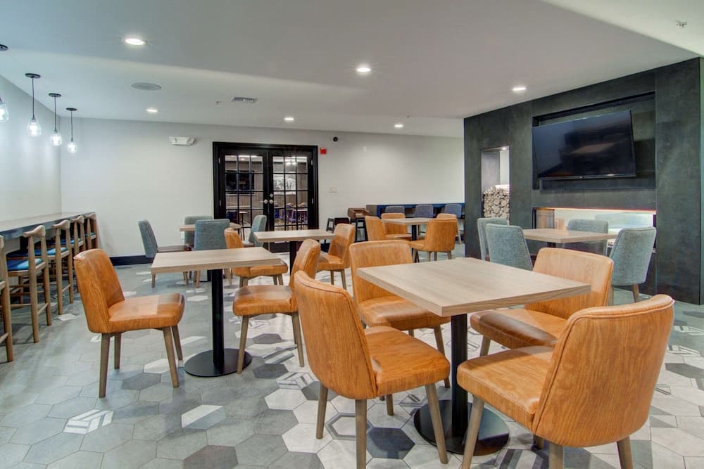 Comfort Suites Airport gallery photo in Newport News, VA — image 7