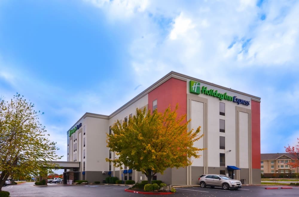 Holiday Inn Express Fayetteville- Univ of AR Area by IHG gallery photo in Fayetteville, AR — image 26