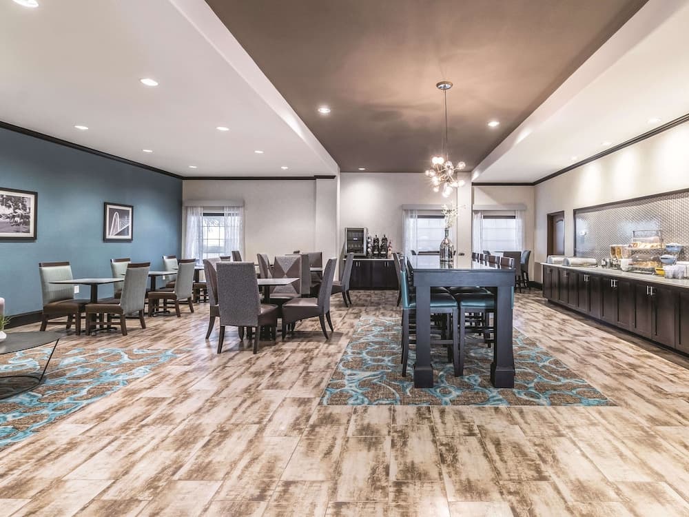 La Quinta Inn & Suites by Wyndham Dallas Grand Prairie South gallery photo in Grand Prairie, TX — image 47