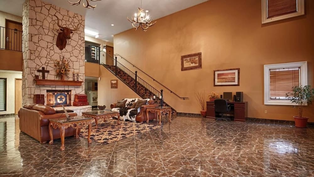 Texan Inn By OYO Beeville US-181 featured exterior or lobby in Beeville, TX — similar hotel