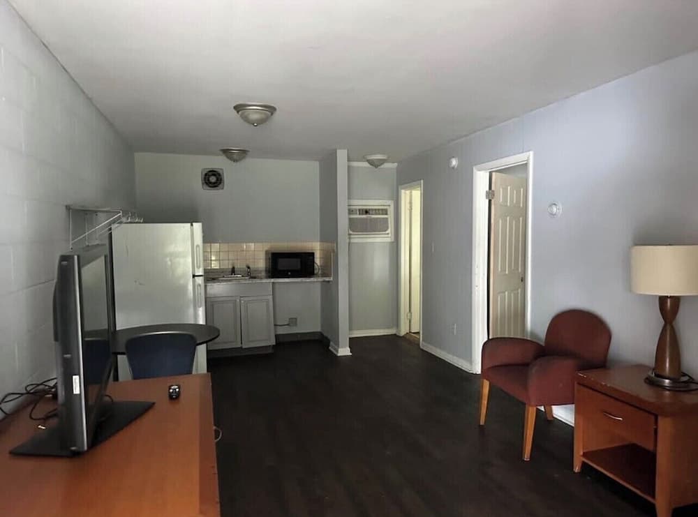 Paradise Suites interior in Newport News, VA — gallery photo 2
