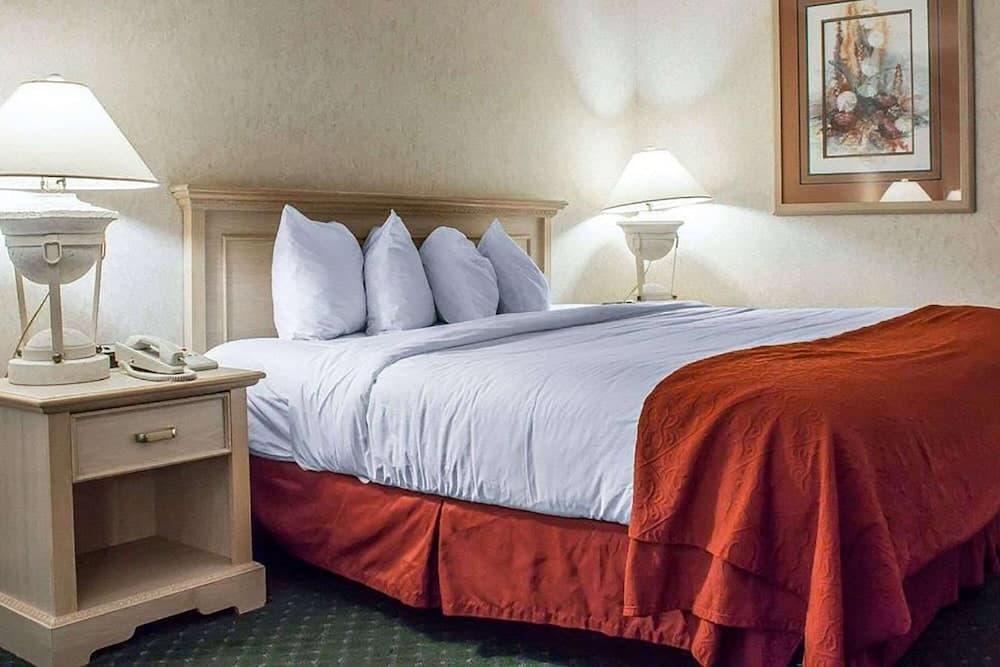 La Quinta Inn & Suites by Wyndham Safford Copper Valley interior in Safford, AZ — gallery photo 2