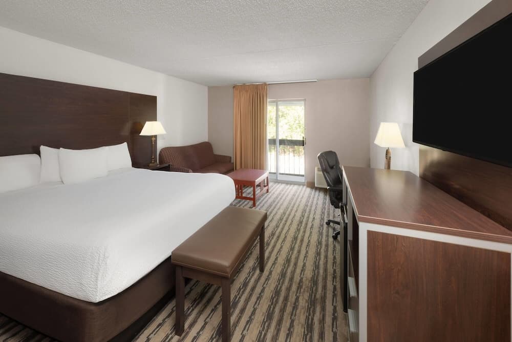 Endeavor Inn & Suites, Trademark Collection by Wyndham gallery photo in Topeka, KS — image 8