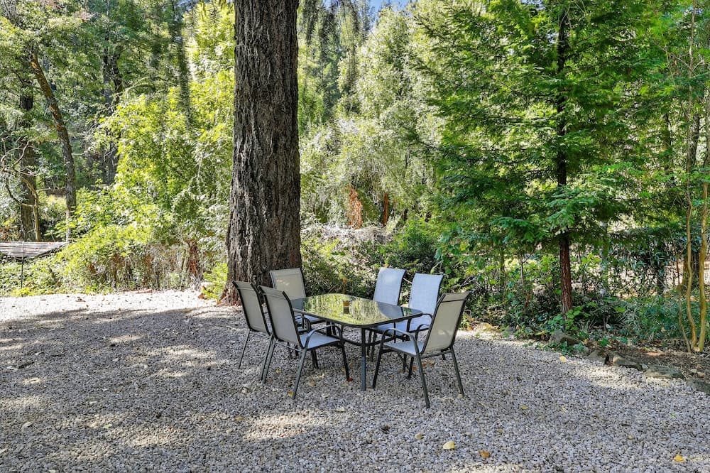 Rouge Cobb Mountain Hotel - Cabin 4 property views in Cobb, CA — gallery photo 3