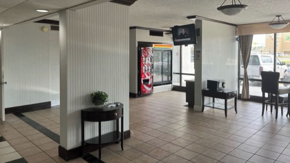 Motel 6 Baton Rouge, LA - East - I-12 interior in Baton Rouge, LA — gallery photo 2