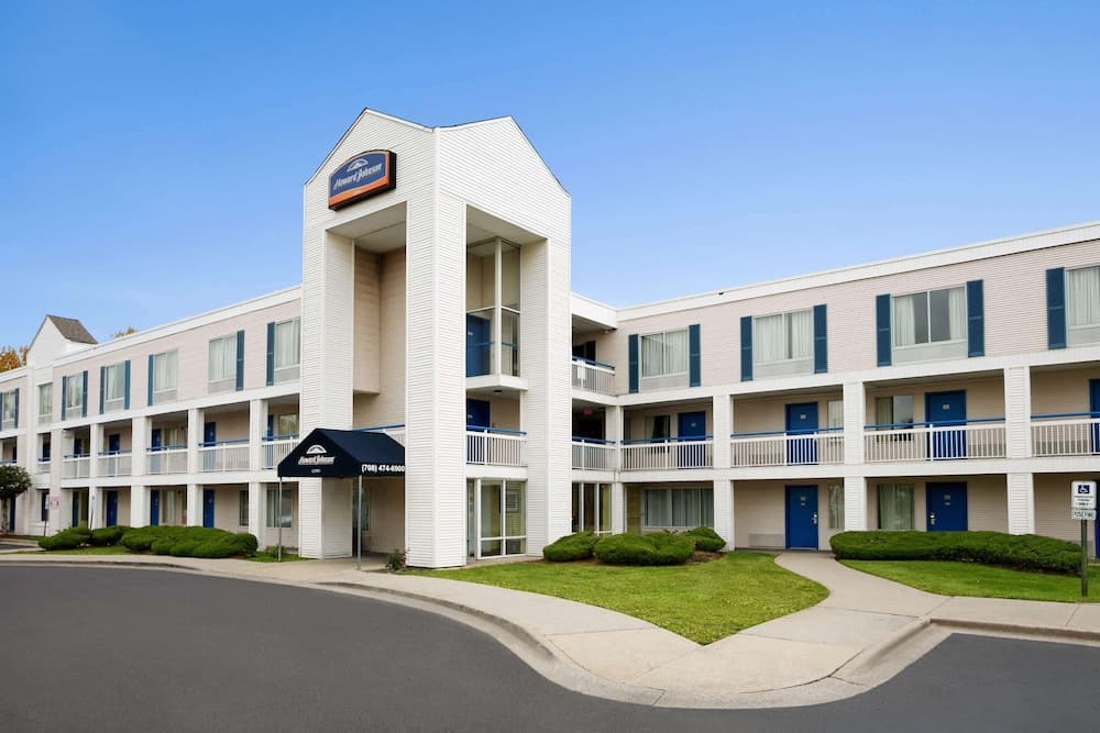 Travelodge by Wyndham Lansing IL featured exterior or lobby in Lansing, IL — similar hotel