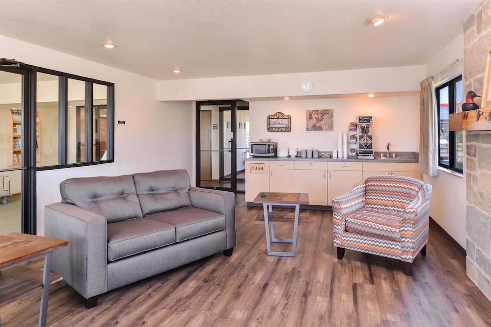 Americas Best Value Inn Missouri Valley interior in Missouri Valley, IA — gallery photo 2