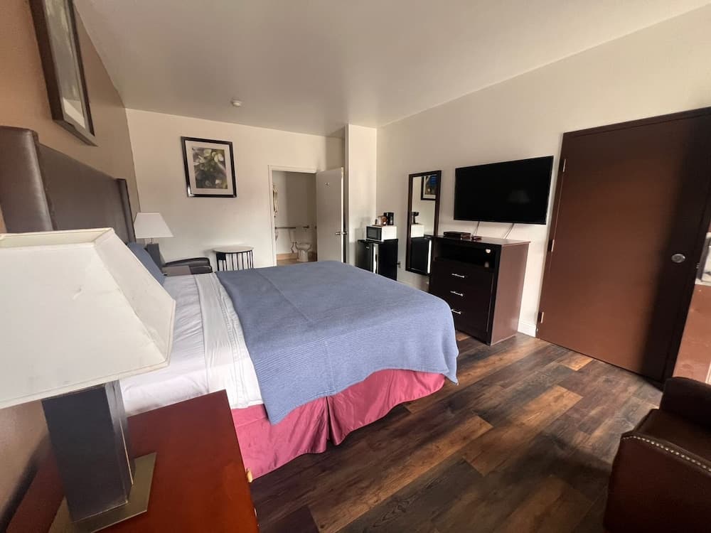 Budget Inn By OYO San Augustine property views in San Augustine, TX — gallery photo 3