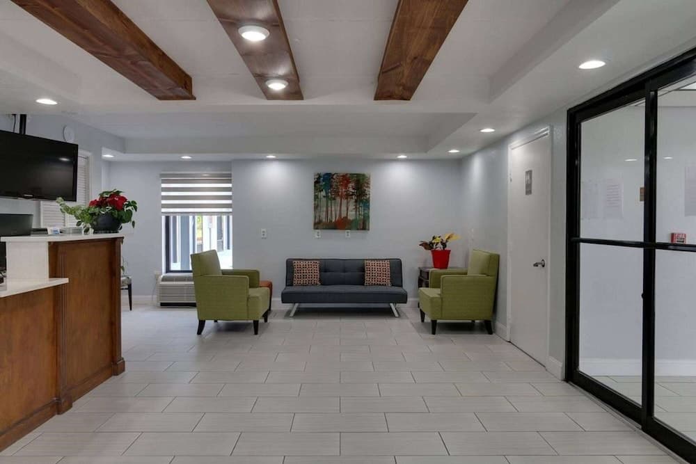Baymont by Wyndham Ridgeland I-95 interior in Ridgeland, SC — gallery photo 2