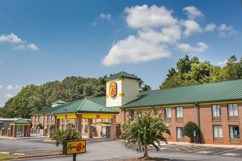 Super 8 by Wyndham Spartanburg/I-26 Exit 22 featured exterior or lobby in Spartanburg, SC — similar hotel