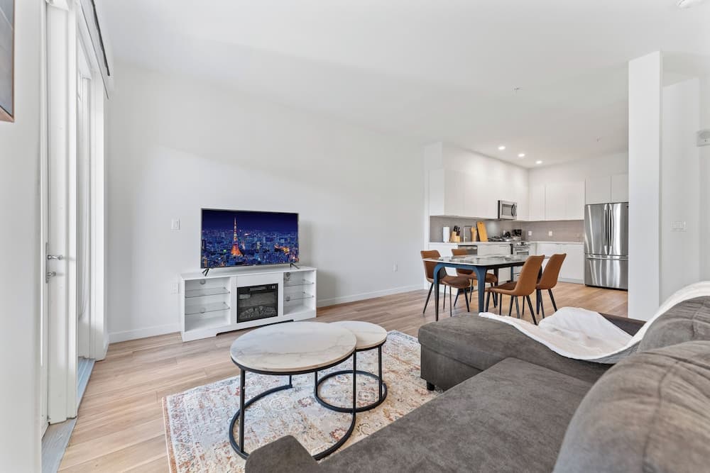 Stylish Downtown LA Gateway property views in Los Angeles, CA — gallery photo 3