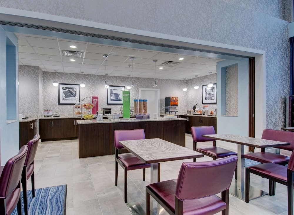 Hampton Inn & Suites Boston/Stoughton gallery photo in Stoughton — image 17