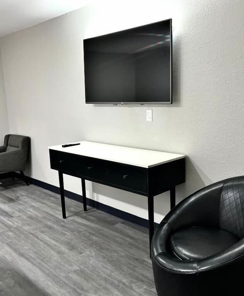 Hotel Isabella interior in Uvalde, TX — gallery photo 2