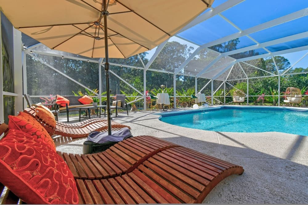 Whats So Addictive About This Green House? featured exterior or lobby in West Palm Beach, FL — similar hotel