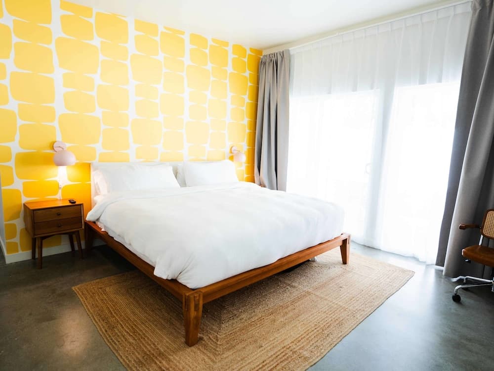 Deluxe Room, 1 King Bed, Kitchen, Garden View featured exterior or lobby in Palm Springs, CA — similar hotel