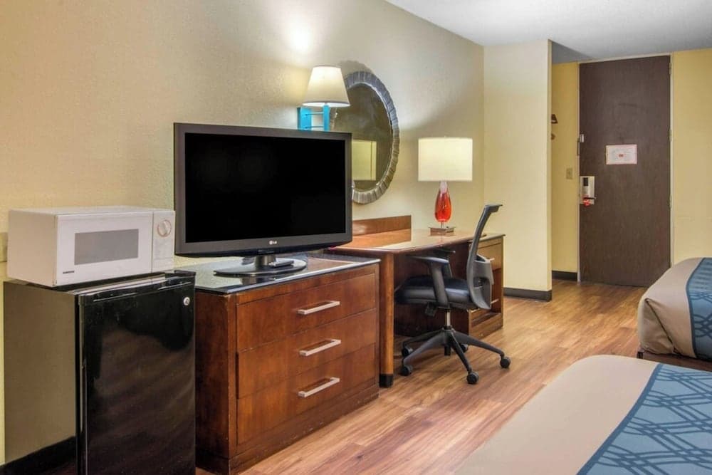 Forsyth Inn & Suites interior in Forsyth, GA — gallery photo 2