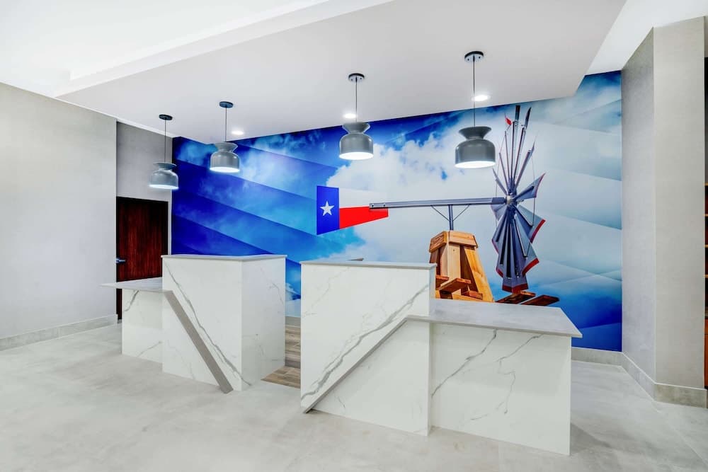 La Quinta Inn & Suites by Wyndham Katy interior in Katy, TX — gallery photo 2