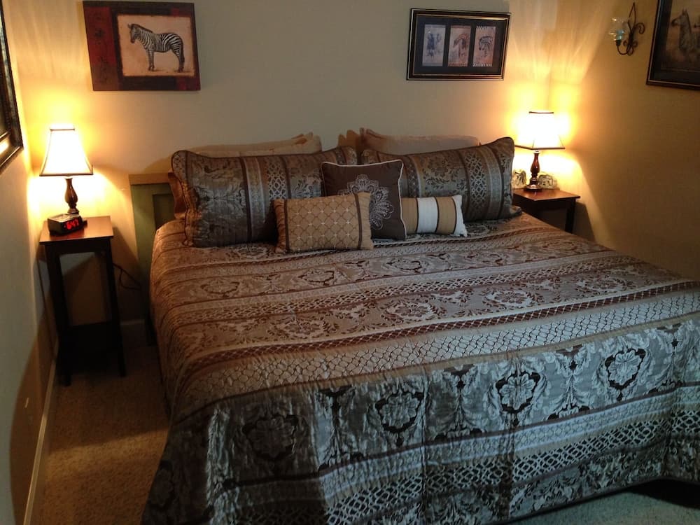 Monroe Street Suites interior in Pittsfield, IL — gallery photo 2