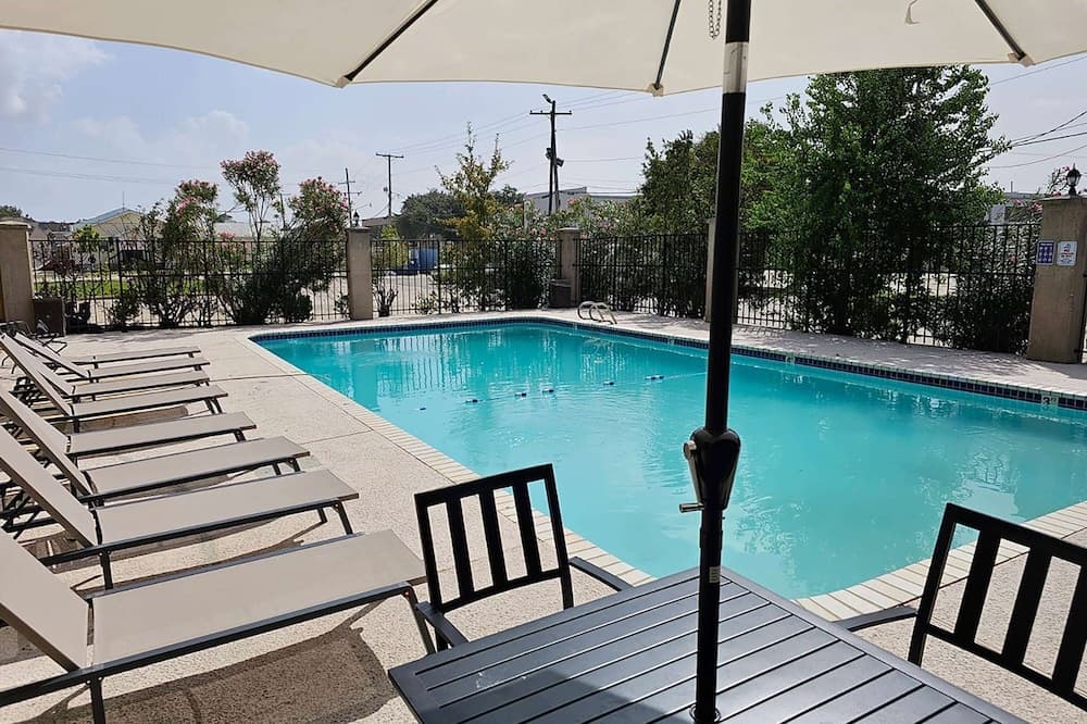 Super 8 by Wyndham Metairie interior in Metairie, LA — gallery photo 2
