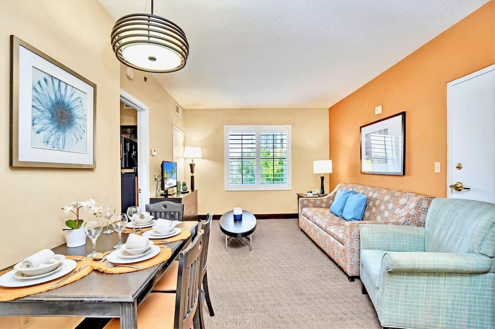 Apartment Near Universal Studios - Hot Tub, Pool interior in Orlando, FL — gallery photo 2