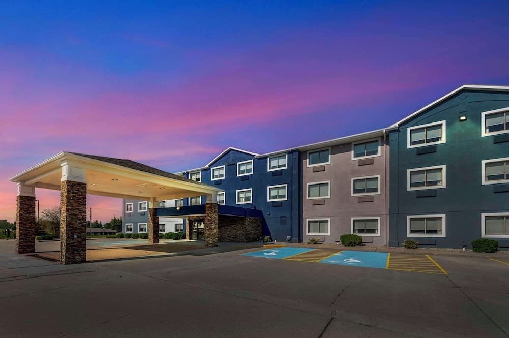 Comfort Inn Kendallville East featured exterior or lobby in Kendallville, IN — similar hotel