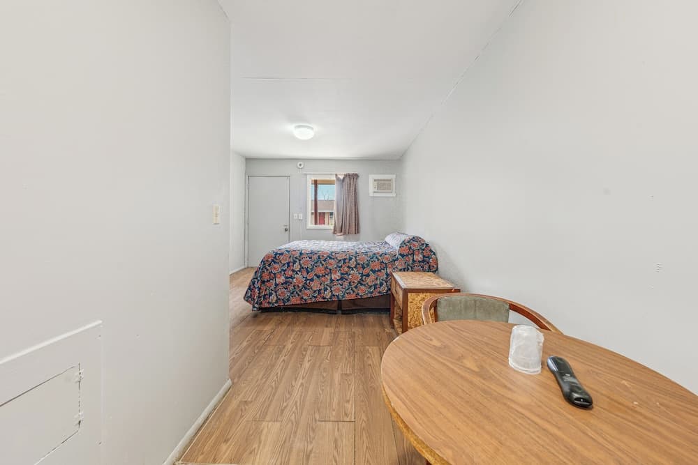 Flint Motel by OYO MI Near I-475 gallery photo in Flint, MI — image 11