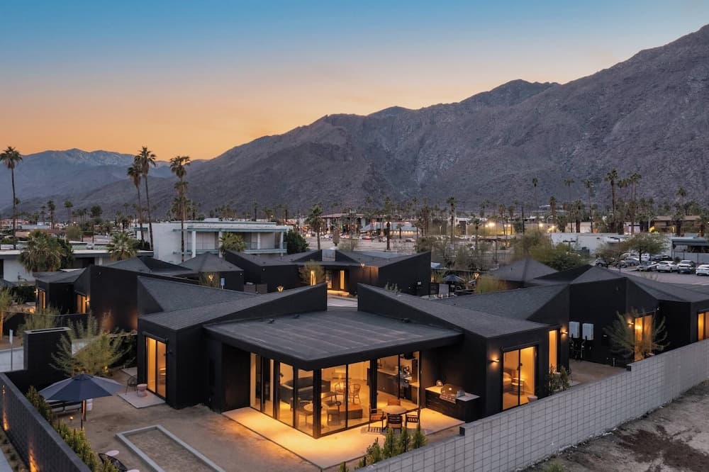 Blackhaus A & B Buyout by Avantstay Sleeps 16 featured exterior or lobby in Palm Springs, CA — similar hotel