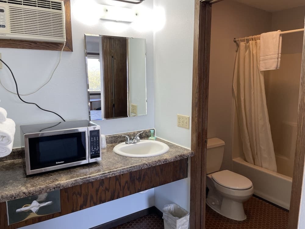 Sunset Motel interior in Lake City, MN — gallery photo 2