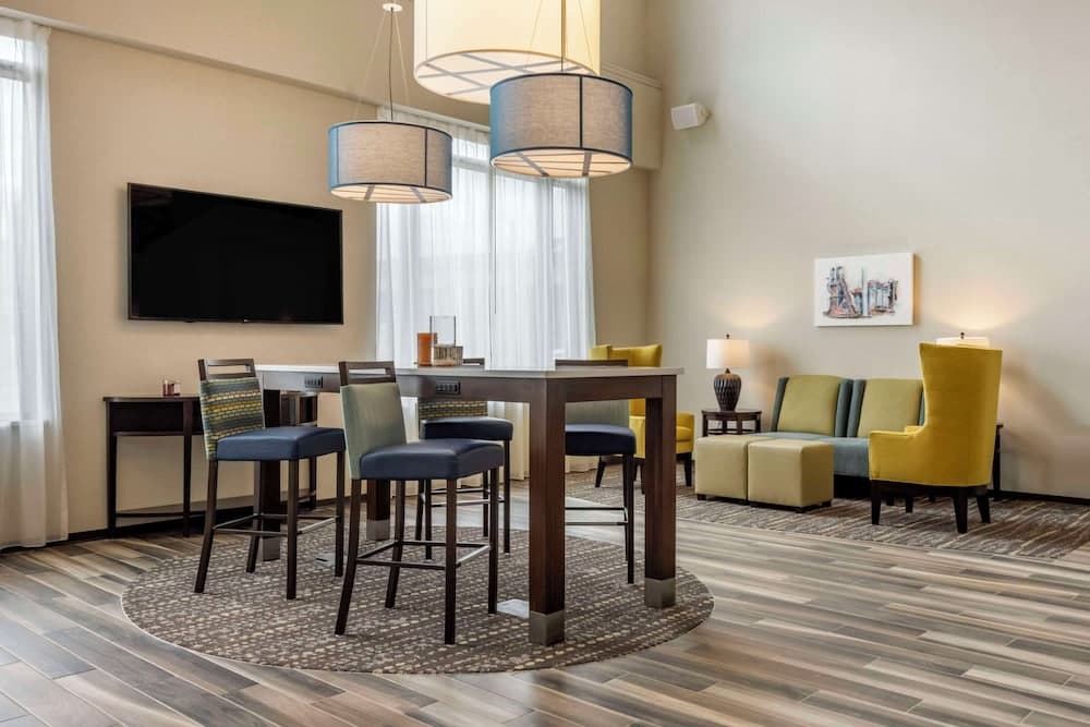 Comfort Inn & Suites Pittsburgh-Northshore property views in Pittsburgh, PA — gallery photo 3