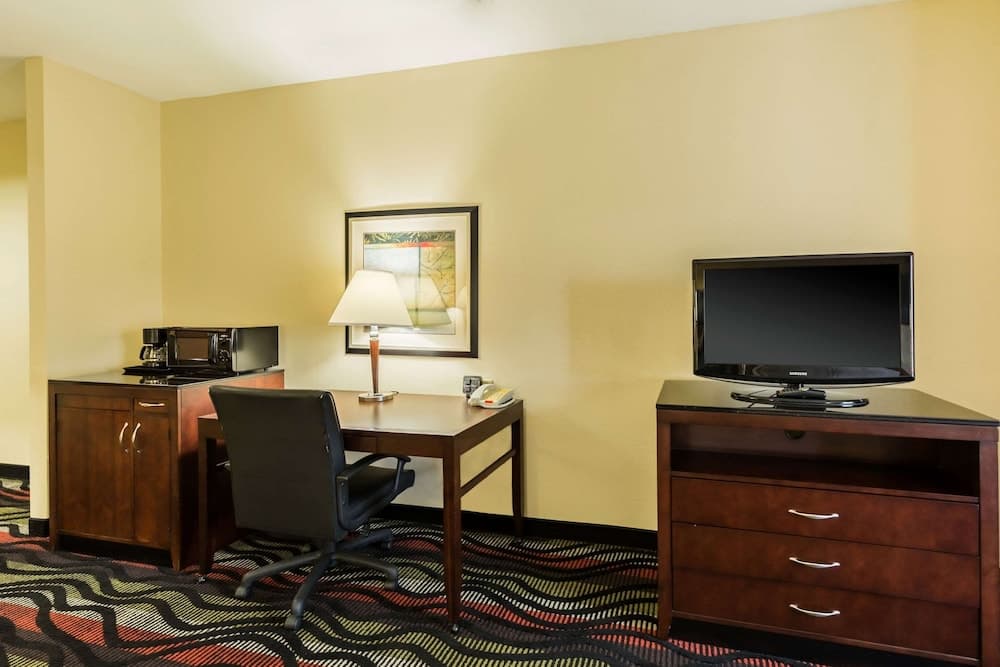 Comfort Suites Beaumont I-10 gallery photo in Beaumont, TX — image 32