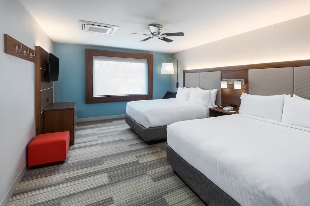 Holiday Inn Express & Suites West Plains Southwest by IHG interior in West Plains, MO — gallery photo 2