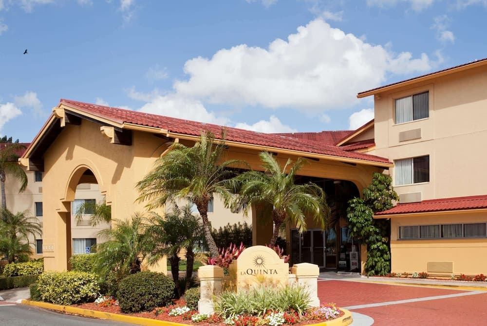 La Quinta Inn & Suites by Wyndham St. Pete-Clearwater Airpt featured exterior or lobby in Clearwater, FL — similar hotel