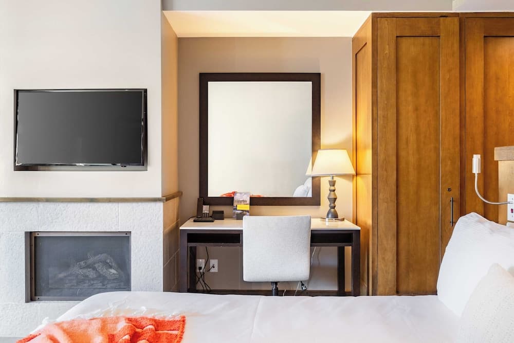 Beaver Creek Solace by Avantstay Resort Access With Pool + Hot Tub Premier Avon Location interior in Avon, CO — gallery photo 2