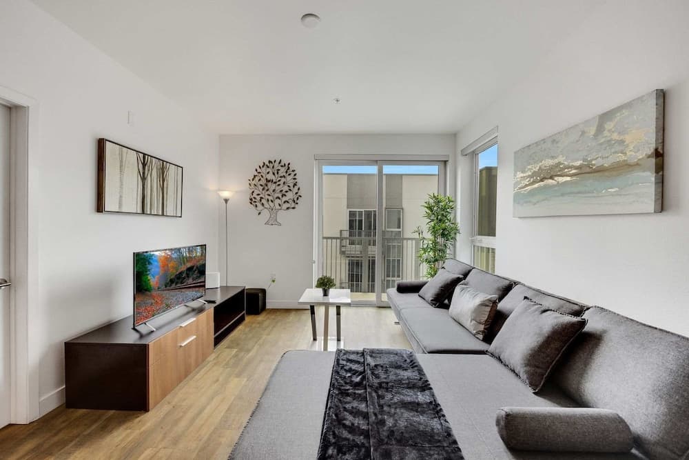 Stylish 2BR Family Apartment by Dtla interior in Los Angeles, CA — gallery photo 2