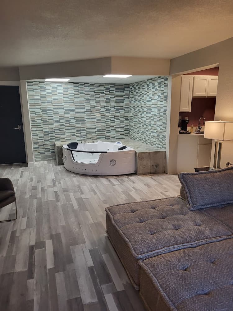Red Fox Inn and Suites property views in Waverly, IA — gallery photo 3
