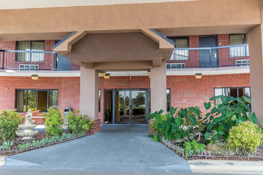 Quality Inn Calera I-65 exit 231 featured exterior or lobby in Calera, AL — similar hotel