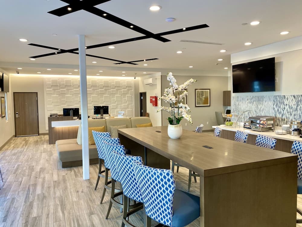 Days Inn & Suites by Wyndham Beaumont West / I-10 & Walden interior in Beaumont, TX — gallery photo 2