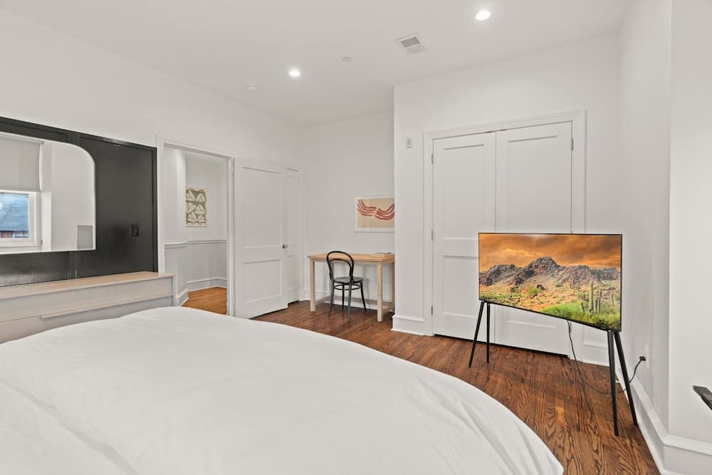 StayRafa 2000 Spruce interior in Philadelphia, PA — gallery photo 2