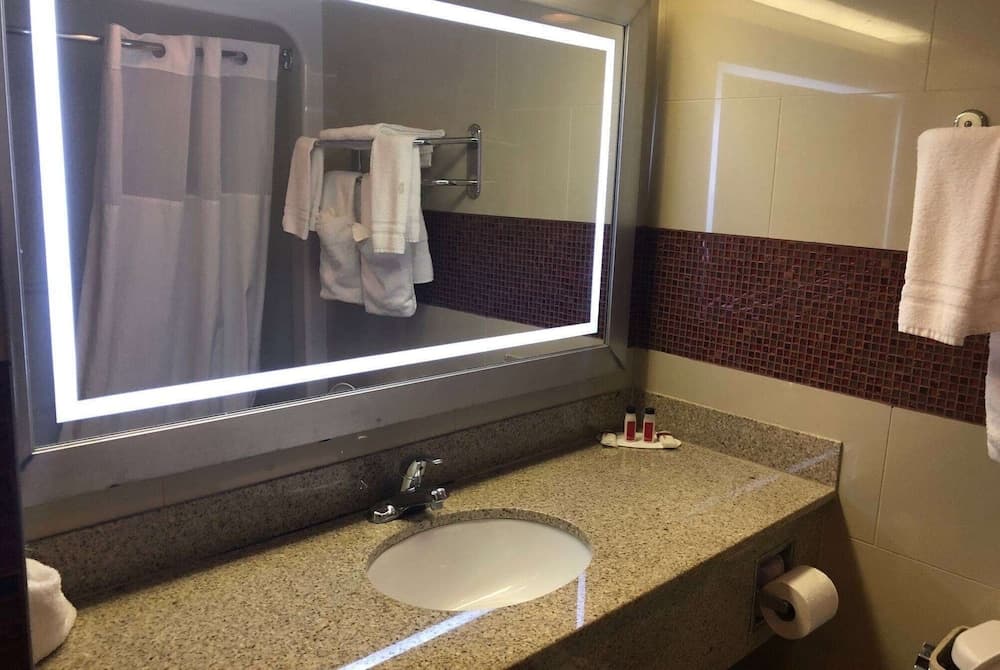 Days Inn by Wyndham Jersey City / NYC Area interior in Jersey City, NJ — gallery photo 2